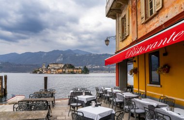 Orta San Giulio, İtalya - 13 Mart 2023: Göl kenti restoranı ve İtalya Göl Bölgesi 'ndeki Orta Ada