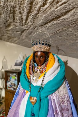 Saintes-Maries-de-la-Mer, Fransa - 4 Mart 2023: Saint Sarah 'nın Saint Maries de la Mer kilisesinin mahzenindeki yakın plan görüntüsü