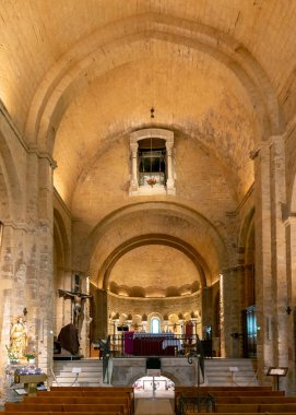 Saintes-Maries-de-la-Mer, Fransa - 4 Mart 2023: Saintes Maries de la Mer Kilisesi korosu ve apse ile nave manzarası