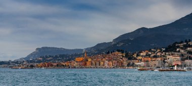 Menton 'un renkli şehir merkezinin panorama manzarası. Önünde mavi Akdeniz var.