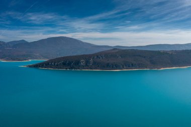 Sainte-Croix Gölü manzarası ve Fransa 'nın güneydoğusundaki Verdon bölgesinin dağları.
