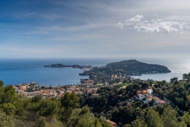 Fransız Cote Azur 'undaki huzurlu köyleriyle Cap Ferrat yarımadasının manzarası.