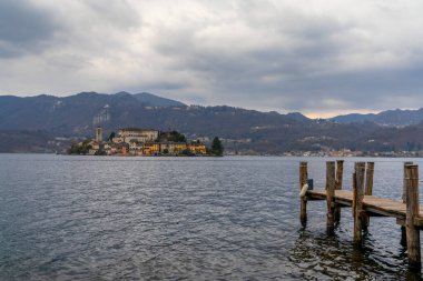 Orta San Giulio, İtalya - 13 Mart 2023: Orta Gölü ve tarihi binaları ile Isola San Guilio Adası manzarası