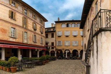 Orta San Giulio, İtalya - 13 Mart 2023: Orta San Giulio 'nun eski şehir merkezinde renkli binalar