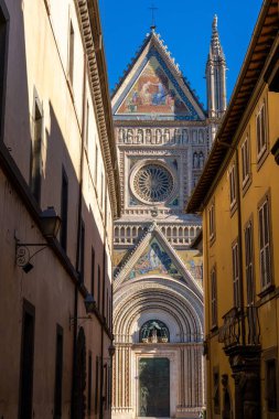 Orvieto, İtalya - 18 Kasım 2023: Orvieto Katedrali 'nin arkasındaki dar Orvieto Caddeleri dikey görünümü