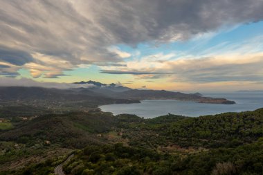 Virajlı dağ yolu manzarası ve Elba Adası 'ndaki Portoferraio Körfezi gün doğumunda.