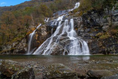 İsviçre 'de Ticino' da Someo yakınlarındaki Cascata delle Sponde şelalesinin sonbahar manzarası