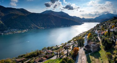 Vico Morcote köyünün ve İsviçre 'nin güneyindeki Lugano Gölü' nün hava manzarası.