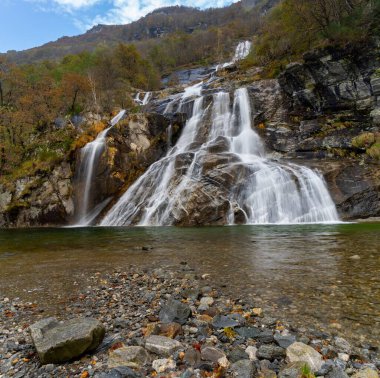 İsviçre 'de Ticino' da Someo yakınlarındaki Cascata delle Sponde şelalesinin sonbahar manzarası