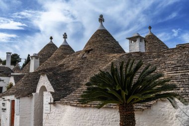 Alberobello, İtalya - 2 Aralık 2023: Alberobello 'nun Rione Monti bölgesindeki tipik Trulli evleri ve kulübelerinin ayrıntılı görünümü