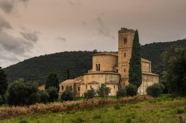 Castelnuovo dell 'Abate, İtalya - 16 Kasım 2023: Toskana' daki Castelnuovo dell 'Abate yakınlarındaki Sant' Antimo Manastırı manzarası