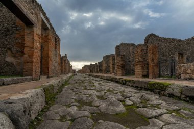 Pompei, İtalya - 25 Kasım 2023: Tyoical şehir sokağı ve Pompeii antik Roma kasabasındaki evler