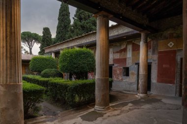 Pompei, İtalya - 25 Kasım 2023: Pompei 'deki soylu bir soylunun evi ve avlusu