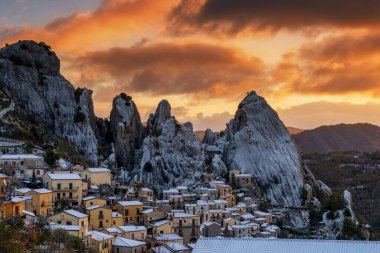 Güney İtalya 'nın Piccolo Dolomiti bölgesindeki Castelmezzano manzarası kışın gündoğumunda