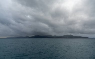 Elba Adası 'nın yatay manzarası bulutlu ve fırtınalı bir gökyüzü altında