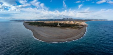 Calabria 'daki Punta Alice plajı ve deniz fenerinin insansız hava aracı manzarası.