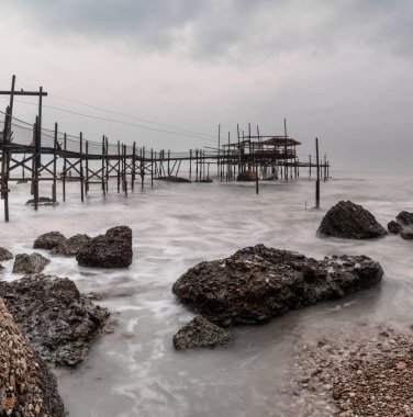İtalya 'daki Costa dei Trabocchi' de bulutlu bir günde Trabocco Cungarelle yığını manzarası