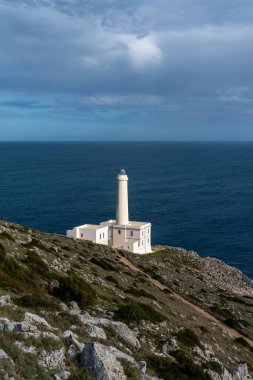 İtalya 'nın güneyindeki Apulia' daki Punta Palascia Deniz Feneri ve Capo d 'Otranto' nun dikey görüntüsü