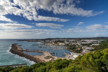 Güney İtalya 'daki Santa Marina di Leuca liman ve liman kasabası manzarası