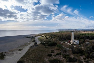 Calabria 'daki Punta Alice plajı ve deniz fenerinin insansız hava aracı manzarası.