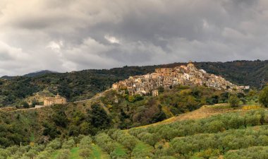 Badolato, İtalya - 15 Aralık 2023: Calabria 'daki Badolato dağ köyü ve kilisesi manzarası