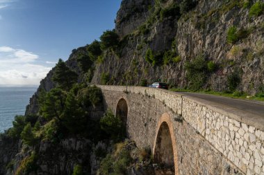 Acquafredda, İtalya - 3 Aralık 2023: Maratea Basilicata sahilinde dar ve dolambaçlı bir sahil otoyolu boyunca araba sürüyor.