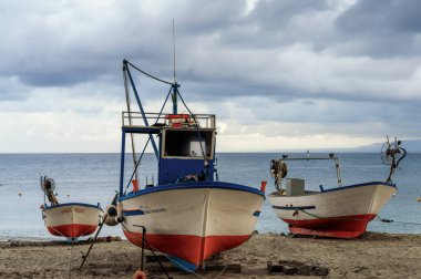 Briatico, İtalya - 12 Aralık 2023: Briatico yakınlarındaki Baia della Rocchetta sahilinde renkli balıkçı tekneleri