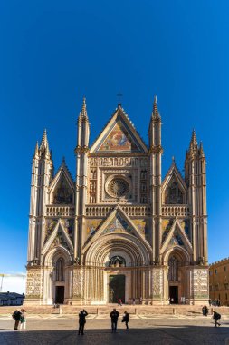 Orvieto, İtalya - 18 Kasım 2023: Tarihi Eski Şehir 'deki Orvieto Katedrali ve Piazza dei Duomo dikey görünümü