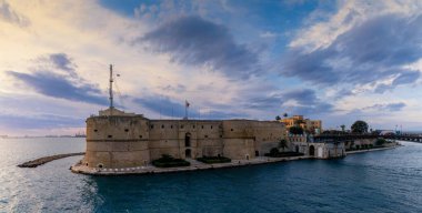 Taranto, İtalya - 30 Kasım 2023: Apulia 'daki Taranto limanındaki Castello Aragonese kalesinin manzarası