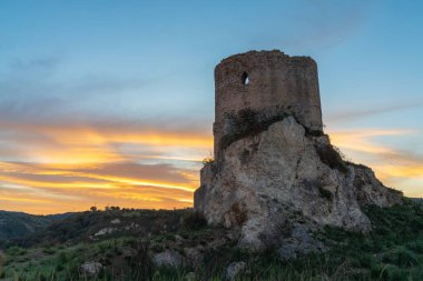 San Nicolo, İtalya - 13 Aralık 2023: Calabria kıyısındaki San Nicolo 'daki Torre Marrana gözlem kulesinin kalıntıları