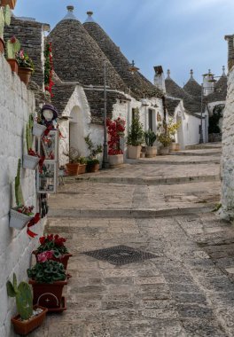 Alberobello, İtalya - 2 Aralık 2023: Alberobello 'daki tipik Trulli evleri