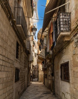 Bari, İtalya - 27 Kasım 2023: Bari Vecchio 'nun eski tarihi merkezinde tipik bir dar sokak