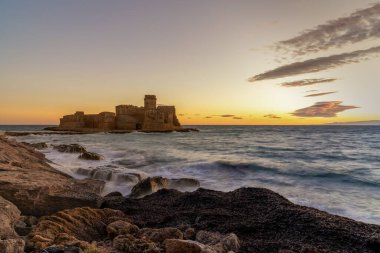 Le Castella, İtalya - 11 Aralık 2023: Gün batımında Isola di Capo Rizzuto 'daki Le Castella kalesinin manzarası