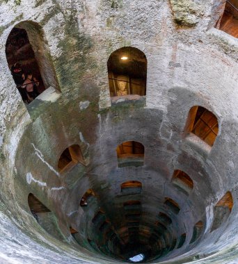 Orvieto, İtalya - 18 Kasım 2023: Orvieto şehir merkezindeki St. Patrick Kuyusu manzarası