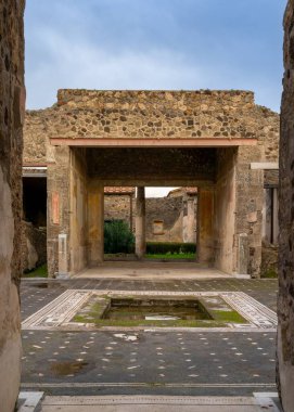 Pompei, İtalya - 25 Kasım 2023: antik Pompeii kentindeki Cecilio Giocondo evinin iç avlusunun manzarası