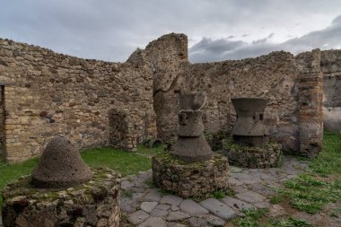 Pompei, İtalya - 25 Kasım 2023: antik Pompeii kentinin kalıntıları arasında geleneksel saklama saksıları
