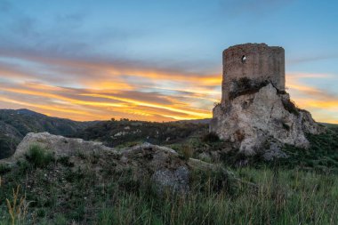 San Nicolo, İtalya - 13 Aralık 2023: Calabria kıyısındaki San Nicolo 'daki Torre Marrana gözlem kulesinin kalıntıları