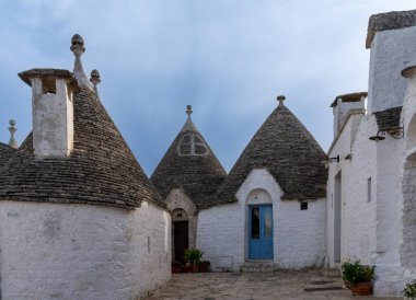 Alberobello, İtalya - 2 Aralık 2023: Alberobello 'daki tipik Trulli evleri