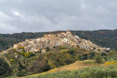 Badolato, İtalya - 15 Aralık 2023: Calabria 'daki Badolato dağ köyünün manzarası