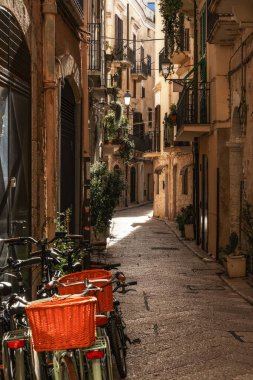 Bari, İtalya - 27 Kasım 2023: Bari Vecchio 'nun eski tarihi merkezinde tipik bir dar sokak