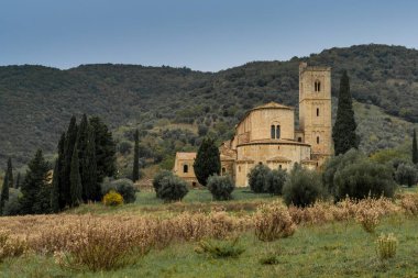 Castelnuovo dell 'Abate, İtalya - 16 Kasım 2023: Toskana' daki Castelnuovo dell 'Abate yakınlarındaki Sant' Antimo Manastırı manzarası