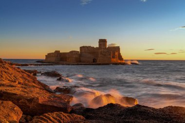 Le Castella, İtalya - 11 Aralık 2023: Gün batımında Isola di Capo Rizzuto 'daki Le Castella kalesinin manzarası