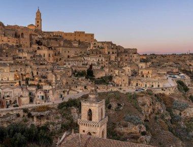 Matera, İtalya - 26 Kasım 2023: Gün batımında eski Matera kasabasının ışıkları açıkken görüntüsü