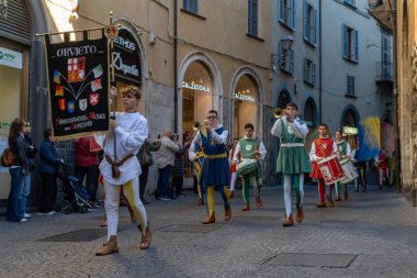 Orvieto, İtalya - 18 Kasım 2023: Ortaçağ kıyafetleri giymiş bando eski kasaba Orvieto sokaklarında yürüyor.