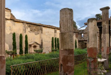 Pompei, İtalya - 25 Kasım 2023: Pompei 'deki soylu bir soylunun evi ve avlusu