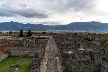 Pompei, İtalya - 25 Kasım 2023: Pompei 'nin merkezindeki Via Mercurio manzarası