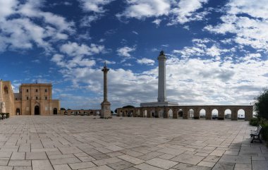 Santa Maria di Leuca, İtalya - 29 Kasım 2023: Santa Maria di Leuca deniz feneri ve Cristo Re Kilisesi manzarası