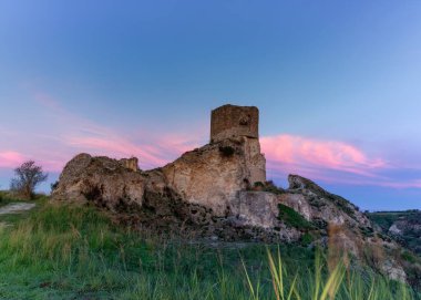 San Nicolo, İtalya - 13 Aralık 2023: Calabria kıyısındaki San Nicolo 'daki Torre Marrana gözlem kulesinin kalıntıları