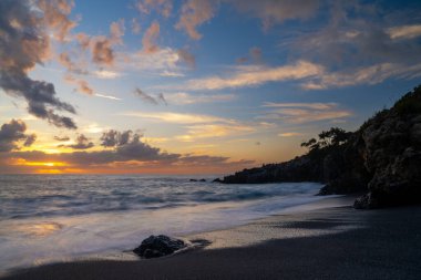 Gün batımında Marina di Maratea plajı manzarası.