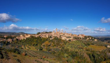 Toskana 'daki İtalyan tepe kasabası San Gimignano' nun insansız hava aracı manzarası.